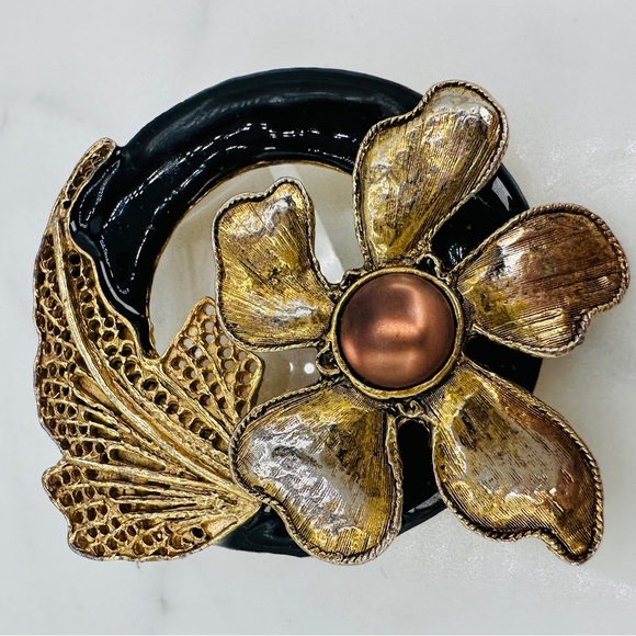 Vintage Circle Flower Brooch Pin Black Enamel Gold Tone with Detailed Leaf 2.5” - Picture 1 of 9